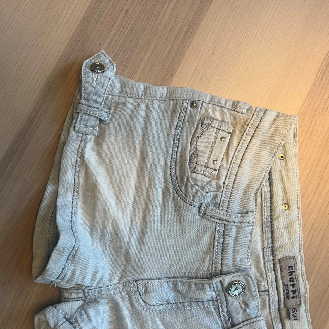 Ljusblåa jeansshorts från Cherri - 4