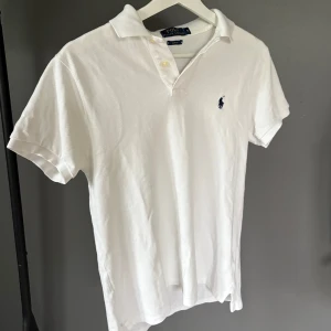 Ralph lauren pike - Riktigt snygg Ralph lauren pike i jättebra skick, storlek S men passar XS. Inga märkvärdiga defekter.