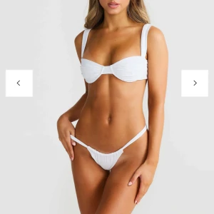 Vit bikini från Vacay Swimwear - Säljer denna sjukt snygga bikini från Vacay Swim. Köptes för totalt ca 1300kr (med frakt), och endast använt ett fåtal gånger. Den är ren och tvättad!💗