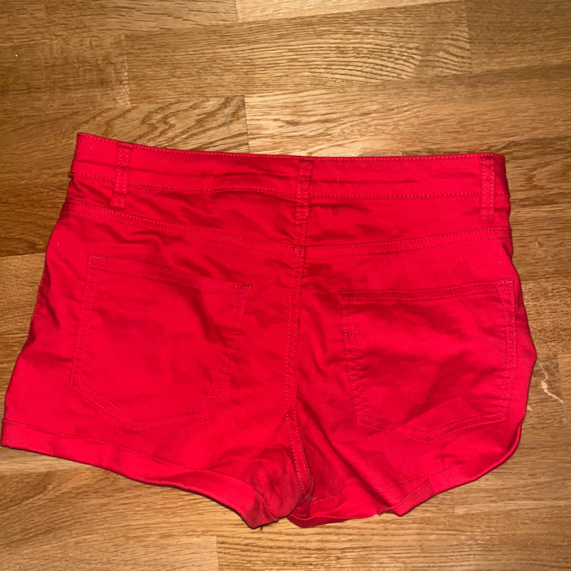 Röda shorts med fickor och dragkedja - 1