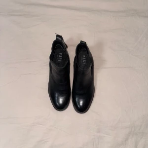 Svarta chelsea boots  - Helt nya (oanvända) chelsea boots gjorda av läder. Frakt ingår.