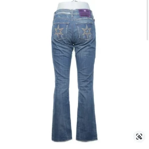Victoria beckham jeans - Snygga blå jeans med broderade stjärnor på bakfickorna. De är från Victoria Beckham från början. Jag har sytt om dem till mer utsvängda då d från början bara var lite💗midjemåttet är 72 och d är Lågmidjade 