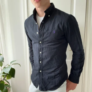 Ralph Lauren skjorta / overshirt - Väldigt tjockt material så rekommenderar en tröja under. Inga defekter förutom att den är använd och materialet är på vissa ställen lite slitet! Men ser fortfarande väldigt fräsch ut! Modellen är 180,75 kg och bär S slim fit. 🙏