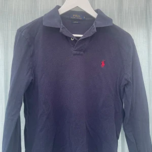 Ralph Lauren långärmad piké - Säljer denna långärmade piké från Ralph Lauren | Storlek S passar dig runt 170-178 | Skick 9/10 Inga hål eller defekter | Hör av dig vid funderingar 😁