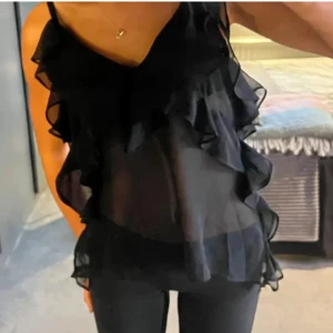 Volang topp zara - Säljer denna populära volang topp från zara💗💗