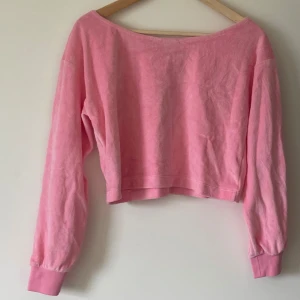 Slutsåld rosa off-shoulder tröja från Adidas - Slutsåld långärmad off-shoulder tröja från Adidas i ljusrosa frottéaktigt material. Tyget är lite fluffigt och väldigt lent och tröjan har prislappen kvar🩷🧚‍♀️🧚‍♀️ 