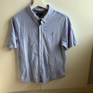 Ralph lauren pikéskjorta - Ljusblå pikéskjorta från Ralph lauren. Xl i barnstorlek men sitter som S. Nyskick. 