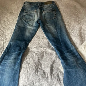 Low waist bootcut jeans - Snygga jeans från only i storlek 25/32 som jag köpt här på plick men dom var tyvärr små dom är sydda vid gylfen och bakfickorna men inget som märks vid (bild 4 o 5) midjemått 35cm och innerbensmått är 78 
