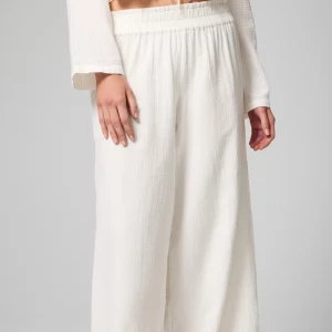 Vita vida linnebyxor - Byxor från Bikbok i så luftigt och mjukt material. Använda ett fåtal gånger och i bra skick