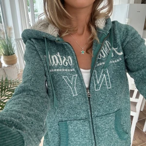 Aeropostale zip med foder - En zip med foder från Aeropostale i storlek S. Tröjan är i mycket fint skick. Se liknande zip i min profil! Fri frakt tom 27/7. E59