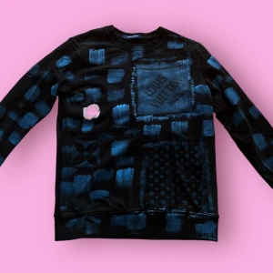 AA Louis Vuitton svart/blå sweatshirt - Bra cond och utseende. Strl S/M