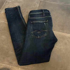 Replay Jondrill jeans  - Skick: 10/10 | Storlek: 28/30 | Passar perfekt för dig som är 160-165 | Nypris: 2200 | Mitt pris: 800 | Köparen står för frakt | Vill endast ha seriösa köpare | Hör av er vid frågor.  Byxorna var för små för mig…