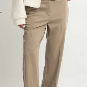 Beige kostymbyxor från NA-KD - Snygga lågmidjade/midwaist kostymbyxor😇 Originalpris: 499kr 🌸                                                aldrig använda, endast testade.                                Säljer pga att de inte satt lågmidjade på mig då jag har antingen storlek 36/38 för lågmidjat!🌸