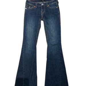 söker True Religion Joey Low Rise Flare Jeans - söker byte från ett par mörkblå True Religion Joey jeans med låg midja och utsvängda ben i storlek w25 och söker w24. De är bara använda några gånger och har inga slitningar osv💞💞