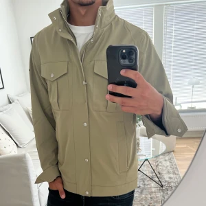 HELT NY J.Lindeberg Field jacket  - Helt ny Field jacket från Linde, otroligt fet och välkänd här i Sverige, köpt för 3400kr men säljs här för 2799, priset kan diskuteras såklart :)