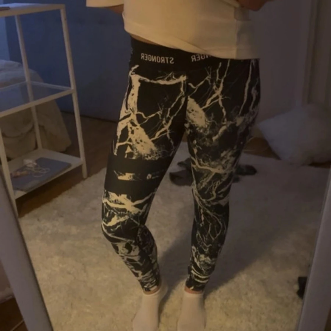 Svarta Stronger leggings med marmorprint - 1