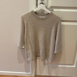 Stickad t shirt - Fin stickad t shirt från other stories som är jätte populär 