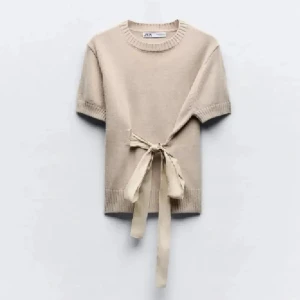 Beige stickad tröja med knyt från Zara - Superfin beige stickad t shirt från Zara med korta ärmar och snygg knytning i midjan. 