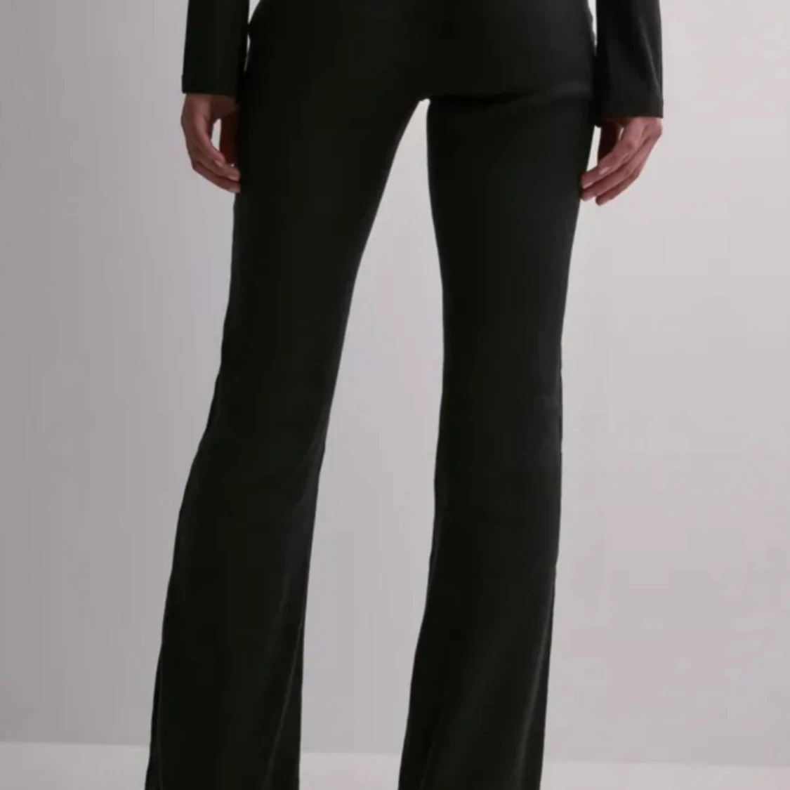 Svarta linnebyxor med utsvängda ben - 1