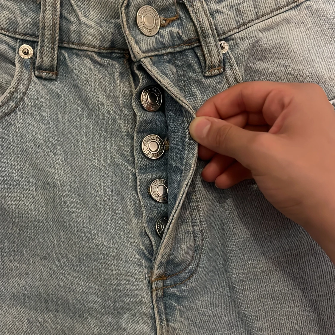 Ljusblå raka jeans från Amisu - 1