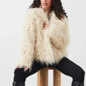 Pälsjacka från GINA - Säljer min nya pälsjacka från Gina! Så trevlig och skön, Slutsåld på hemsidan ❤️