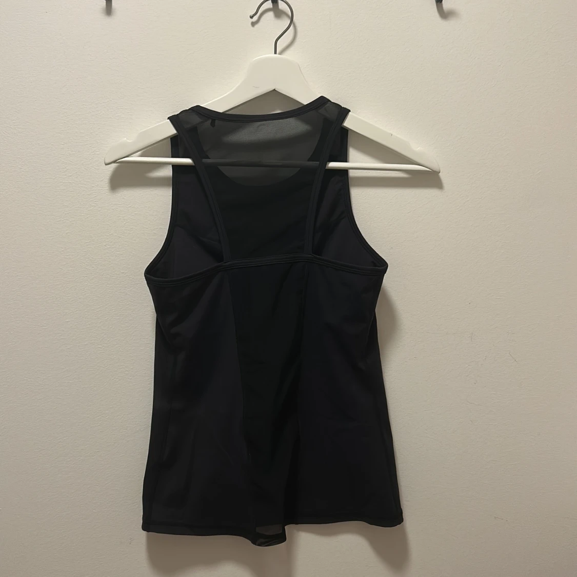 Svart sportigt linne  - 1