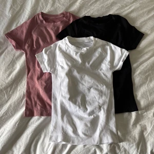Tränings tröjor  - Säljer tre ribbade t-shirts i vit, svart och dammrosa. Alla är i mjuk bomull med stretch. En tröja kostar 70kr men man kan köpa alla tre för 150kr. Meddela mig om du bara vill köpa en tröja 