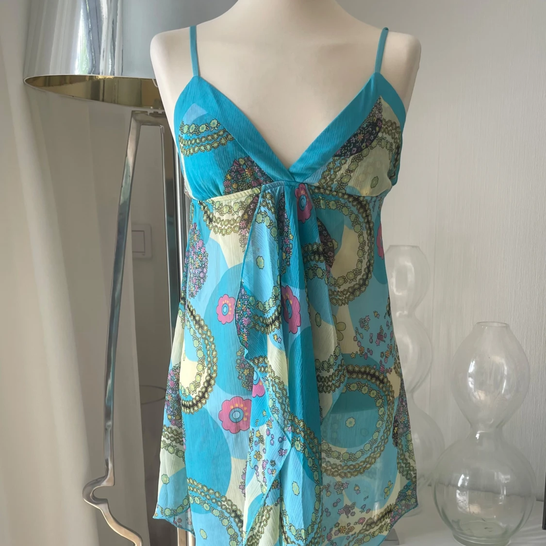 Blommig blå kortklänning med knyt