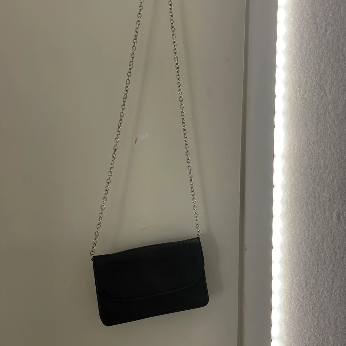 Svart kuvertväska med kedja