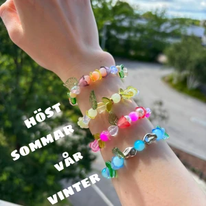 Årstidernas armband - Unika handgjorda armband med pärlor i olika färger. Dessa handgjorda armband inspirerades av idén om årstiderna.  När du köper den här produkten får du fyra armband samtidigt💕
