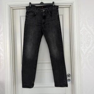 Lee Daren zip fly jeans  - Lee Daren zip fly  Storlek 33/32  Skick 8/10 (slitning i bak)  Nypris 1099kr 