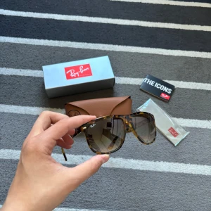 Rayban boyfriend -R4147 - Tjena!  Säljer dessa nya rayban boyfriendsen. Morsan beställde fel färg, och det var för sent att lämna tillbaka. Säljer komplett med box, och allt OG. Vid frägor kontakta gärna.