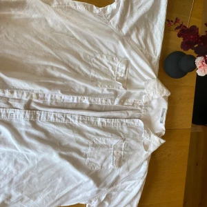 Stylish vit linneskjorta från Dressmann - Suverän kvalitet vit linneskjorta från Dressmann Storlek 5XL 