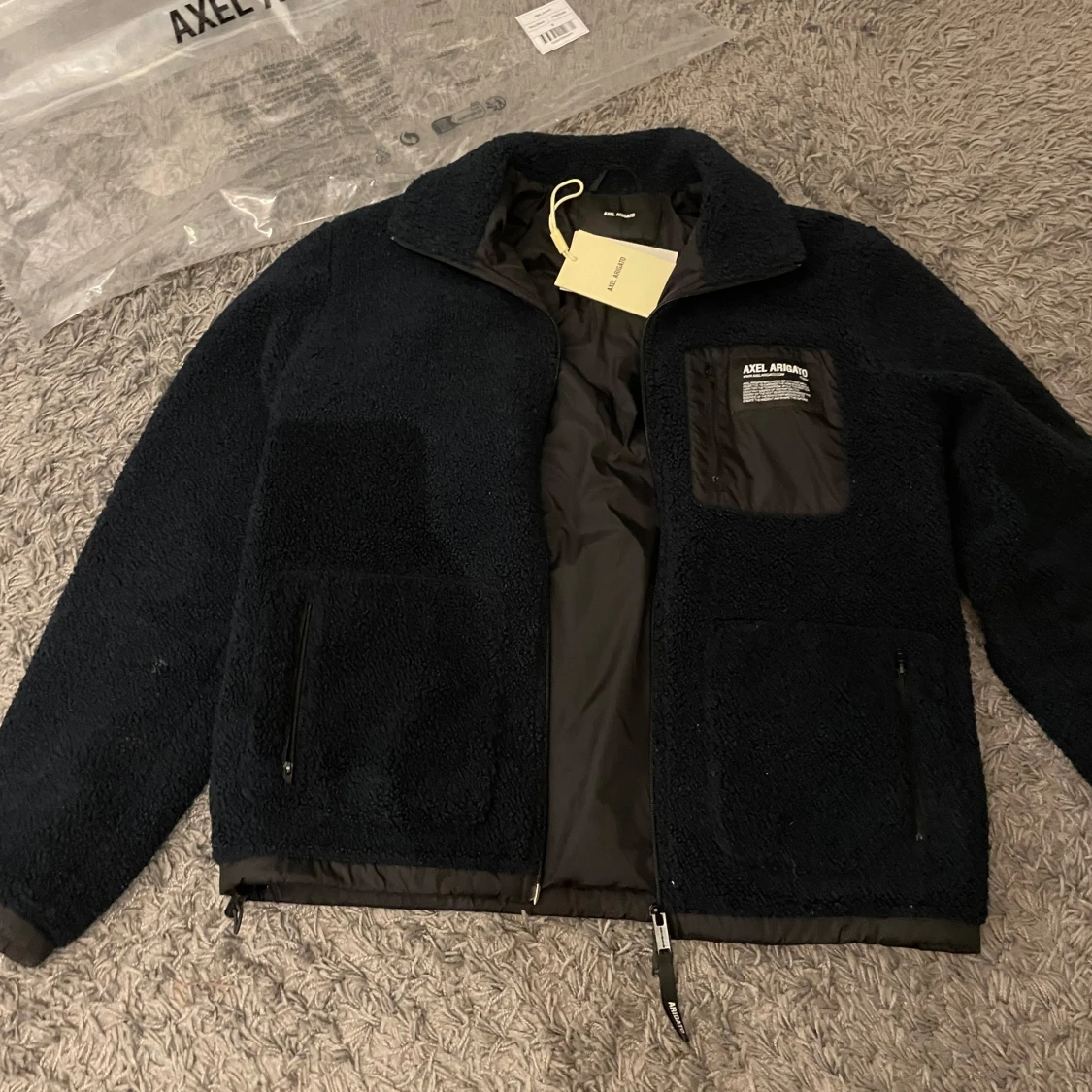 Svart teddyjacka från Axel Arigato