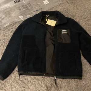 Svart teddyjacka från Axel Arigato - Mörk blå Arigato jacka helt nytt skick 