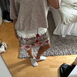 Zara kjol - Fin zarakjol🩷🩷Lite tråd har gått upp i ena sidan, men annars har den inga större skavanker