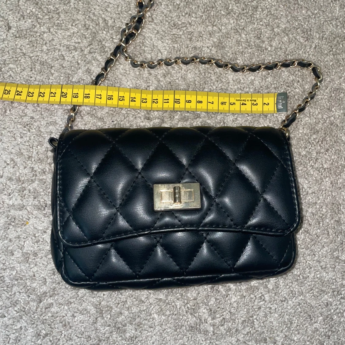 Svart quiltad axelväska med kedja - 4