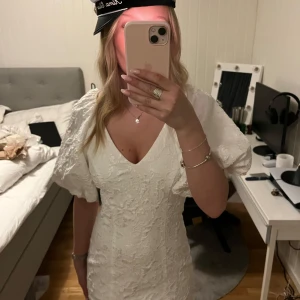 Vit kortklänning  - Suuuuperfin Gina tricot klänning i storlek 34! Säljer för ja behövde en annan storlek! Perfekt för studenten! Endast provad🥂