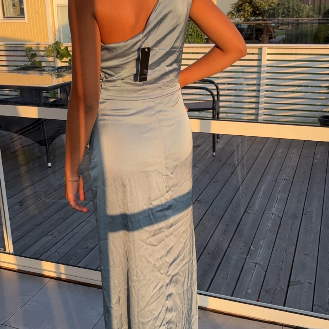 Ljusblå one shoulder långklänning från TFNC London - 1