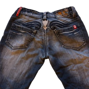Low rise bootcut jeans - Snygga low rise bootcut jeans med detaljer på baksidan , slitningar längst ner , storlek S 🪽skriv om ni har fler frågor 