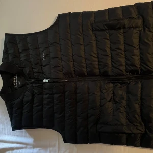 Sprillans ny Gant väst - En gant väst som är helt ny i storlek M, fick i present för länge sedan men aldrig använt, vill bli av med så pris ej hugget i sten!