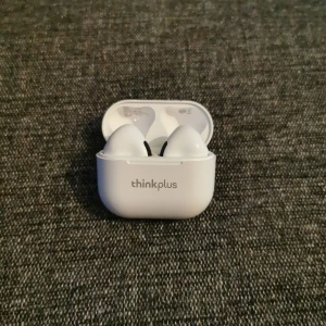 Lenovo Thinkplus trådlösa hörlurar  - Säljer ett par trådlösa hörlurar från Lenovo, modell Thinkplus. Hörlurarna är nya och fungerar perfekt. Kommer i originalfodral som också fungerar som laddare. Bra passform och stabil Bluetooth-anslutning. Perfekta för musik, samtal och vardagsanvändning. Laddningsladd, laddningsfodral och manual ingår med hörlurarna.   OBS! För att klargöra: Varorna som säljs är inte Apple-produkter eller kopior. Dessa är helt äkta produkter från andra märken, och jag kan bekräfta detta om någon har frågor. 