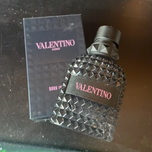 Valentino Uomo Born In Roma EdT 50ml - Parfymen är nästan helt full. Råkade köpa fel så försöker att få tillbaka lite pengar och en ny
