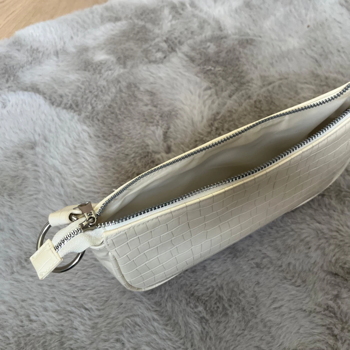 Vit handväska i typ vit läder  - 2