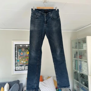 Mörkblå Nudie Jeans - Säljer ett par riktigt feta mörkblå jeans använda ett fåtal gånger från märket Nudie Jeans! Jeansen har en mörkblå färg med en stilig look. De passar både i vardagen och under finare ögonblick! De är i modellen Thin Finn och har en skinny/slim passform. Jag har vanligtvis storlek W29 L34 i jeans. Nypriset ligger runt 1600kr så dessa är ett definitivt kap! Kontakta mig om du har eventuella frågor! Priset är självklart inte ristat i sten(inte mina bilder) återstäljer dessa jeans.(Ny pris ca1600kr)