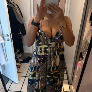 Klänning med knytband runt nacken - Köpt från H&M, storlek 34, pris 100 kr.