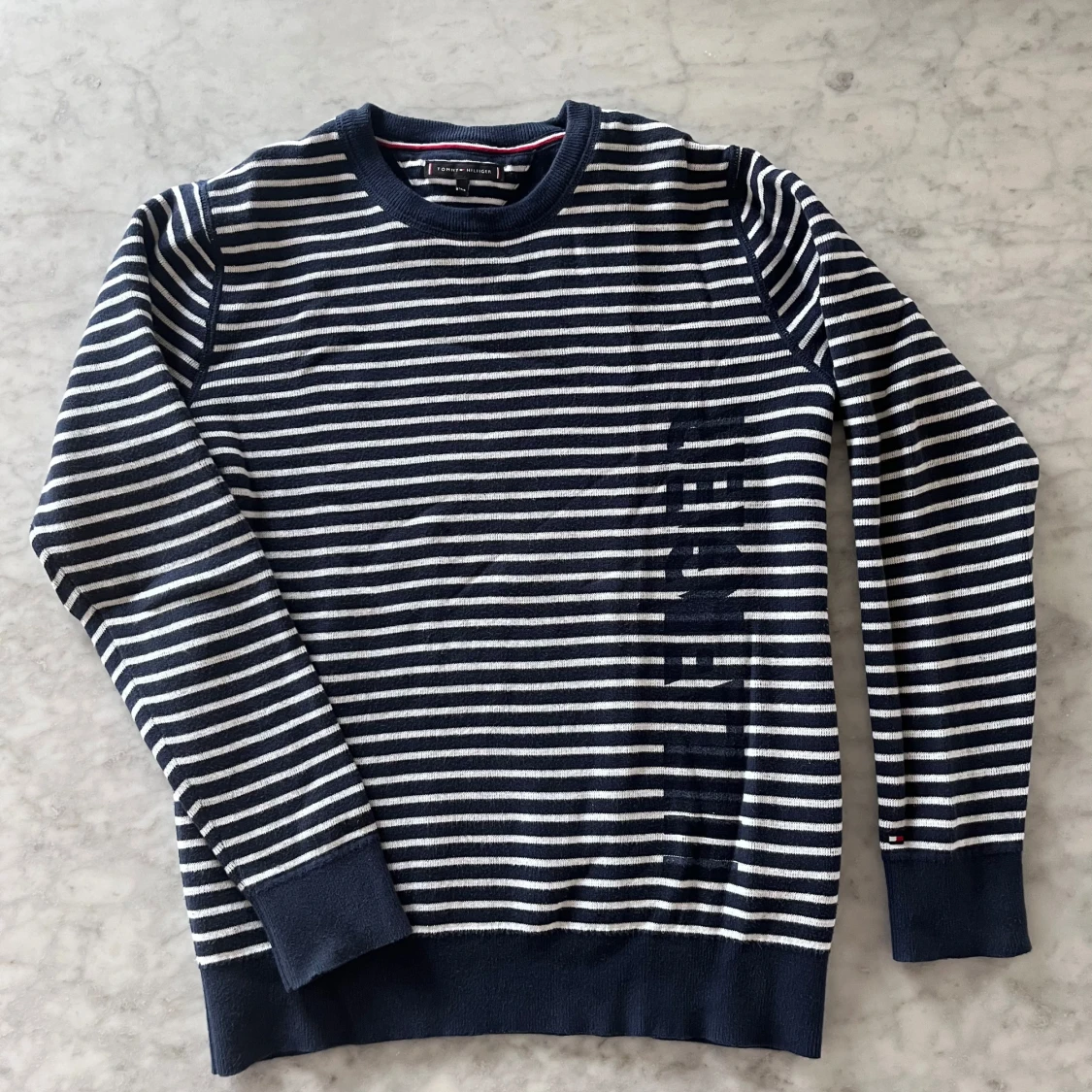 Marinblå och vit randig tröja från Tommy Hilfiger