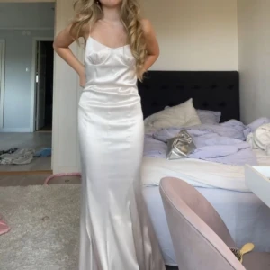 Bal klänning - Säljer min bal klänningen (endast använd en gång) köpt på NA-KD ! 😁super fin i satin ,jag är 166 cm den är creame färgad