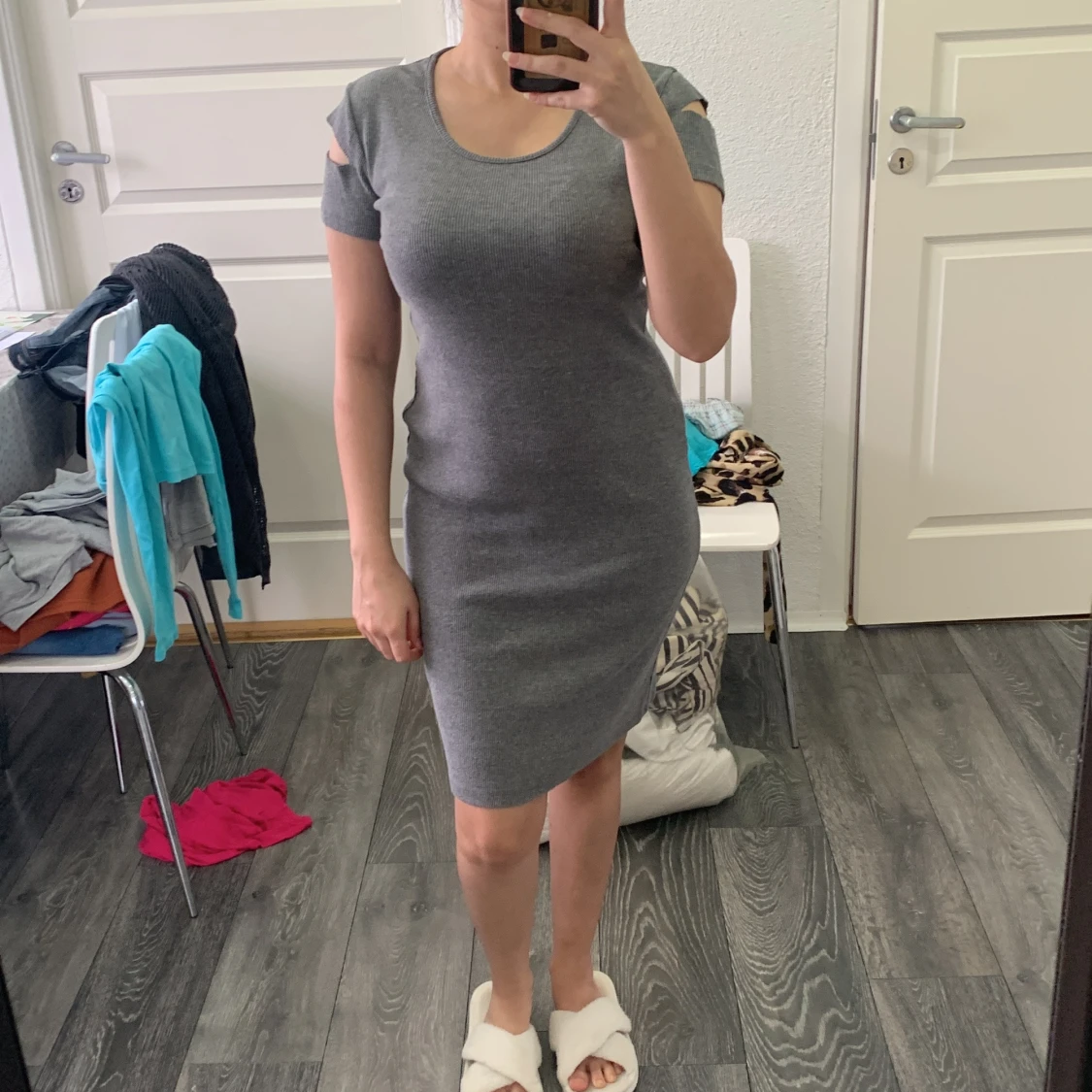 Grå tight klänning med cut out-detaljer