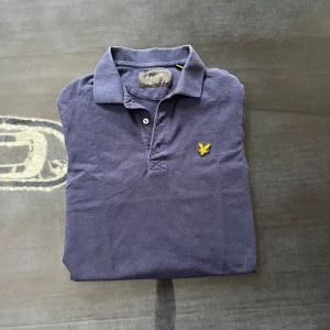 LYLE & SCOTT PIKE - Pike i bra skick från lyle&scott. Sänkt pris pga att tröjan är lite misfärgad. OBS-Fri frakt tills den 5:e Maj! 